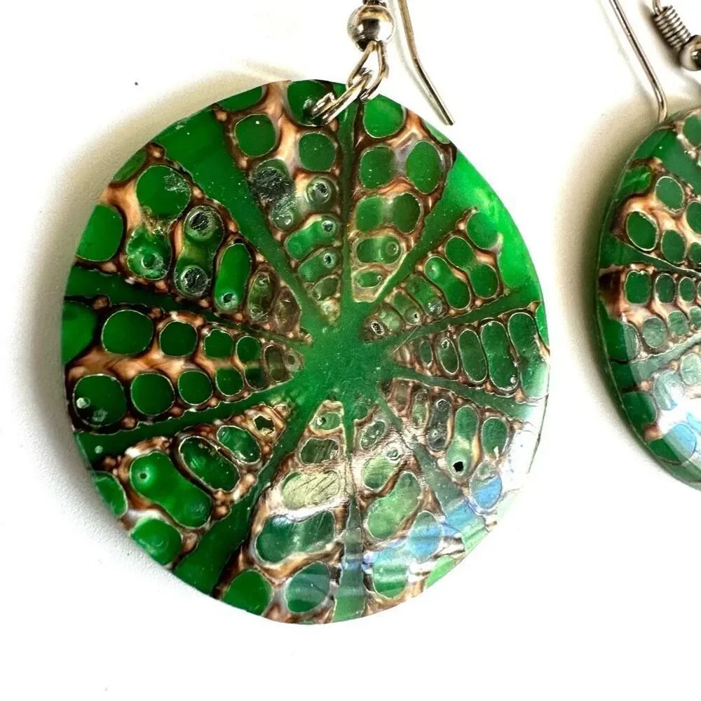 Green and brown shell round earrings